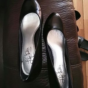 Black pumps